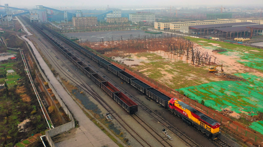 2月14日，在江西省煤炭儲備中心鐵路專用線內，一列運煤專列正在進行編組作業。（郭鈺祺 攝）