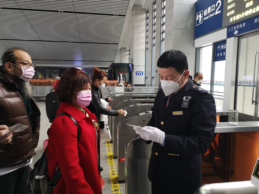 延平站客運員王志堅為持電子客票的旅客答疑解惑。（趙海敏 攝）