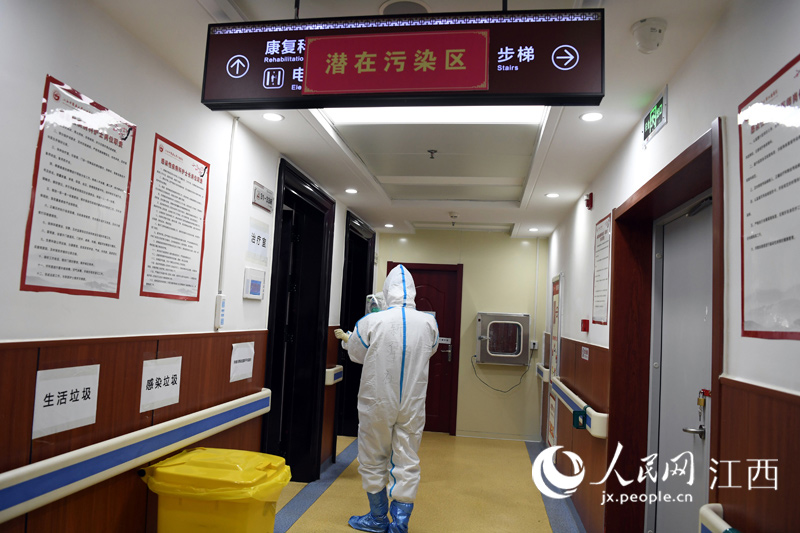 江西中醫藥大學附屬醫院醫護人員進入潛在污染區。時雨/攝