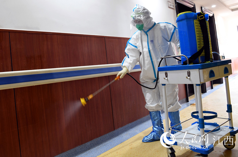 江西中醫藥大學附屬醫院強化新冠肺炎定點醫院病區消毒。圖為護士在病區走廊實施消毒殺菌處理。時雨/攝