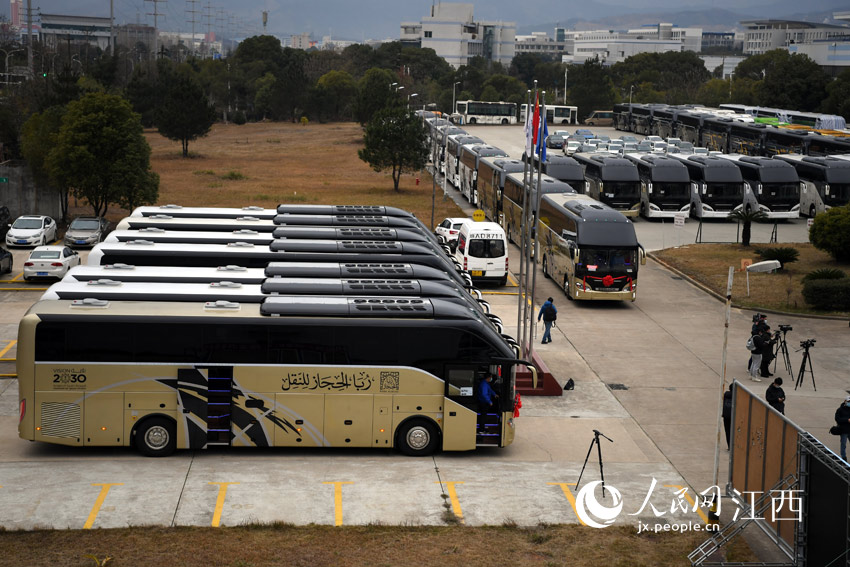 中國恆天·百路佳有限公司內，105台豪華客車排列整齊，准備“駛向”中東。（時雨/攝）