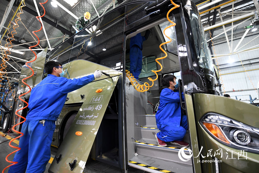 中國恆天·百路佳有限公司的總裝車間內，工作人員正在對客車進行總裝，這批客車完工后也將發往中東。（時雨/攝）