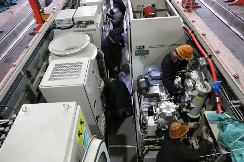 南昌機務段檢修車間職工正在組裝空壓機空氣干燥器系統。楊潔/攝