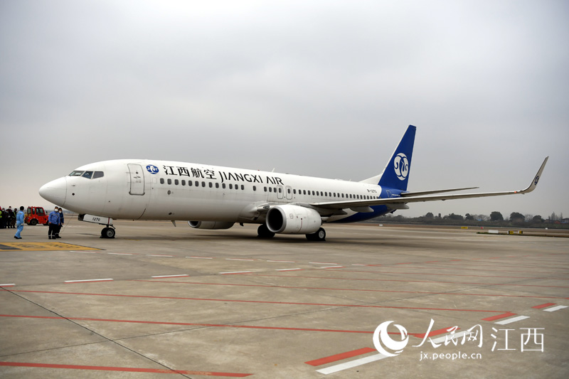 從蘭州中川機場飛來的江西航空RY6630航班滿載著江西省返崗職工平穩降落在南昌昌北機場。（時雨/攝）