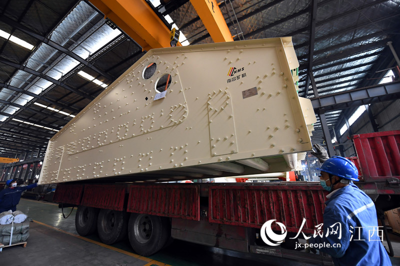 南昌礦山機械公司內，一台礦山篩洗機正在裝車准備發往上海，再通過上海的港口出口到塞爾維亞。時雨/攝
