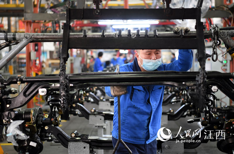 江鈴車橋廠的生產線上，工人們正在生產產品。（時雨/攝）