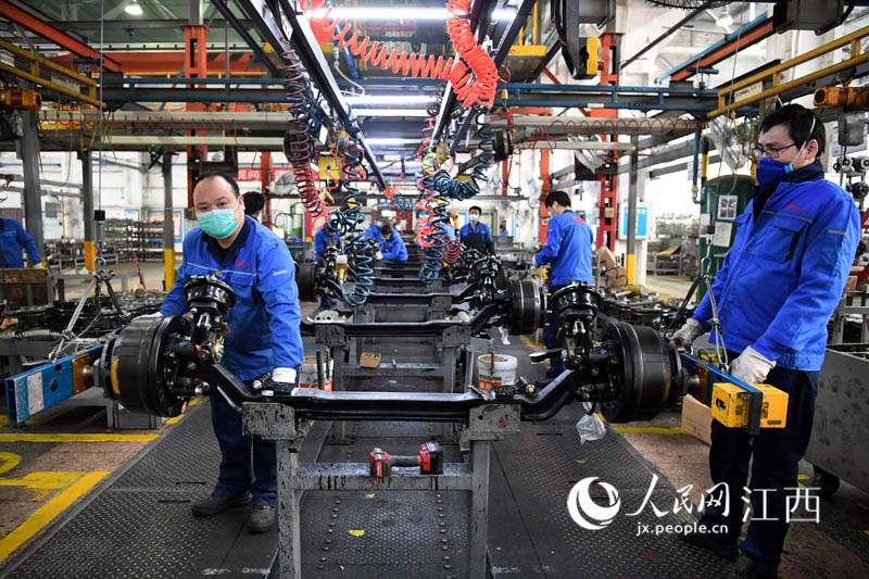 江鈴車橋廠的生產線上，工人們正在生產產品。（時雨/攝）