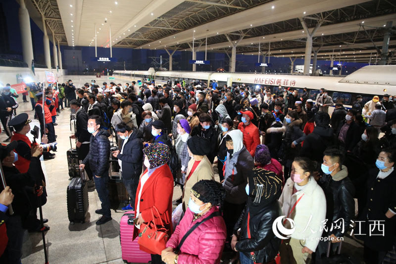 江西迎來首趟復工返崗高鐵專列，蘭州及周邊的212名務工人員抵達南昌西站。（時雨/攝）