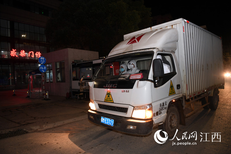 清晨6時，醫療垃圾專用車來到南昌市第九醫院准備回收垃圾。（時雨/攝）