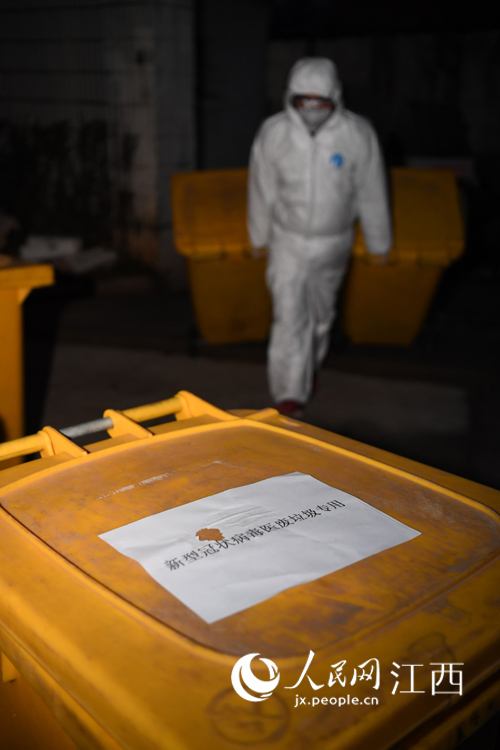 存放治療新冠肺炎醫療垃圾的垃圾箱被貼上標識（時雨/攝）