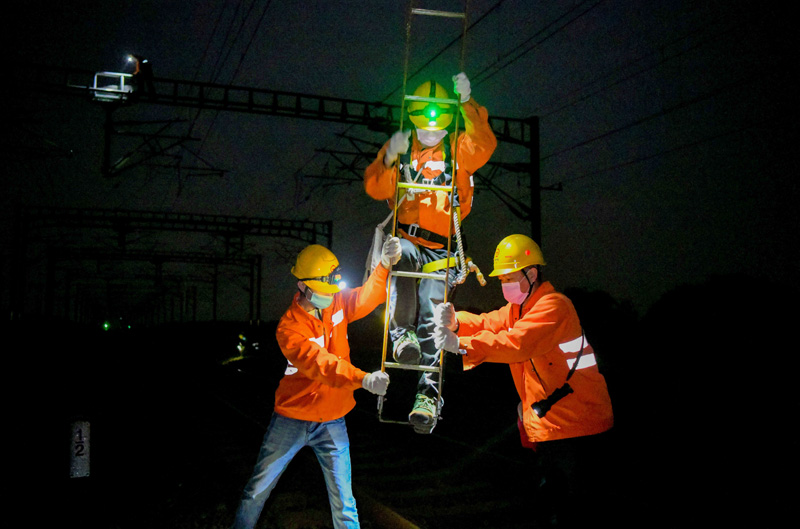 3月11日凌晨，南昌供電段三江接觸網工區職工正在進行天窗點作業。郭鈺祺 攝