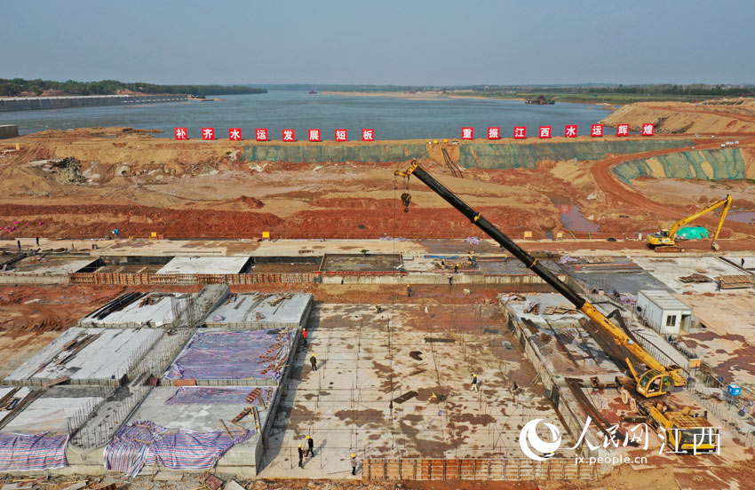 3月14日，在空中俯瞰建設中的江西贛江井岡山航電樞紐工程，蔚為壯觀，施工現場一片忙碌。（邱哲/攝）