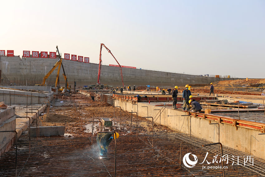 3月14日，工人正在建設中的江西贛江井岡山航電樞紐項目工地加緊施工，一片忙碌。（邱哲/攝）