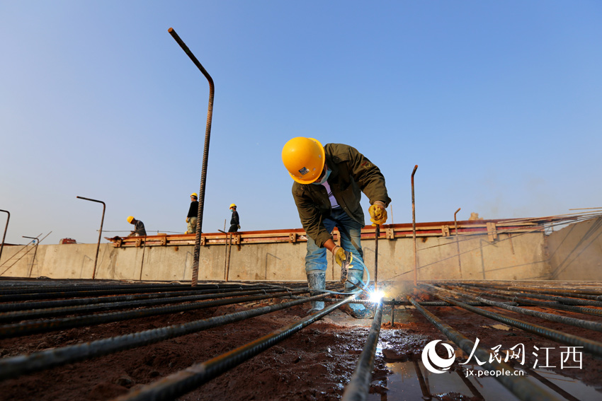 3月14日，工人正在建設中的江西贛江井岡山航電樞紐項目工地加緊施工，一片忙碌。（邱哲/攝）