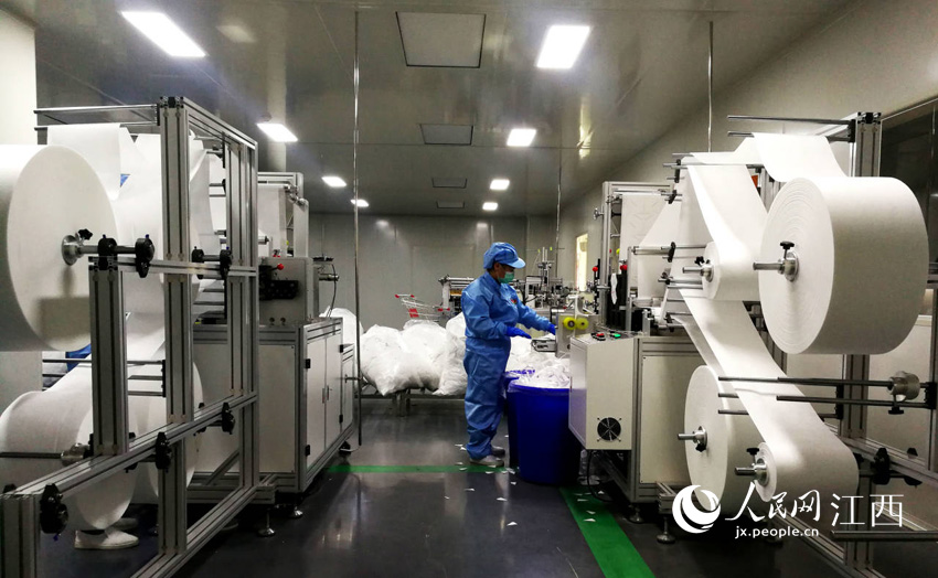 江西美琳康大藥業有限公司工人在無菌車間忙著生產口罩。（程萬海 攝）