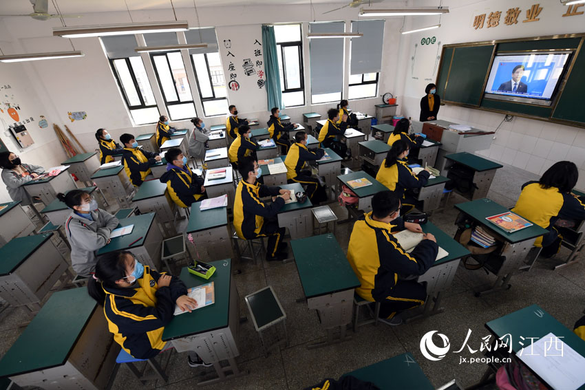 南昌珠市學校教育集團的初三師生觀看學習“同上一堂戰‘疫’課 江西專場”視頻。（時雨/攝）