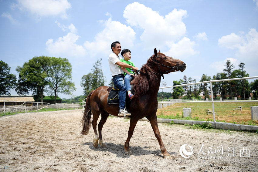 双休日，在南昌市湾里区罗亭镇义坪村的一家马术俱乐部，人们在体验骑马乐趣。（时雨/摄）