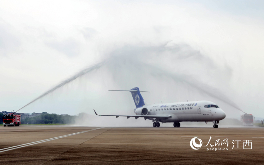 江西航空一架ARJ21-700客機降落在景德鎮羅家機場，機場方面用過水門迎接它的到來。（李聃/攝）