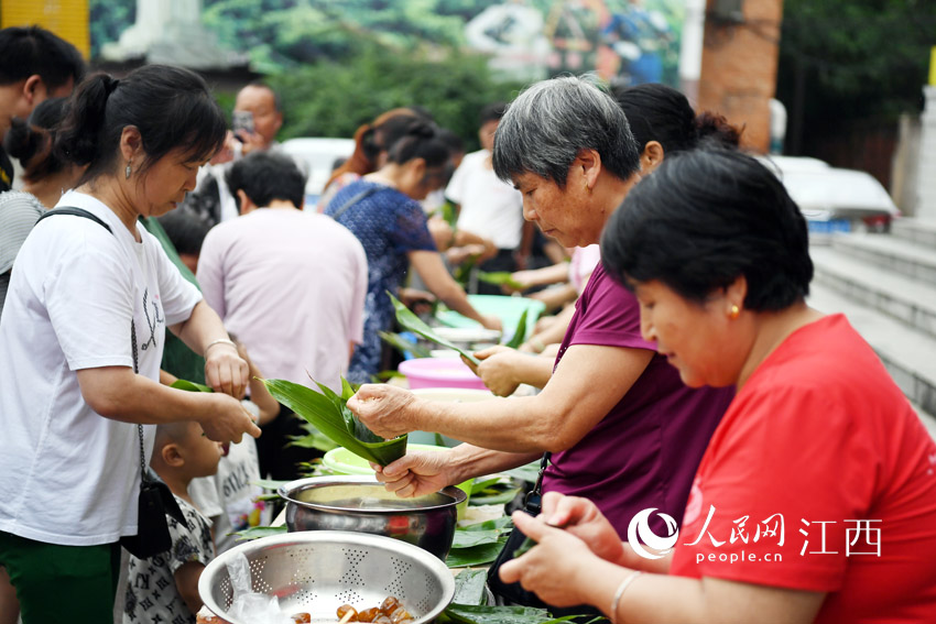 居民們積極參與包粽子比賽（人民網 時雨/攝）