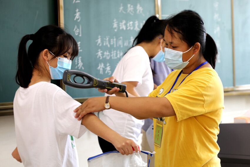 7月7日，在江西省全南縣全南中學考點，考生們正在接受監考教師的安檢。尹其奇攝