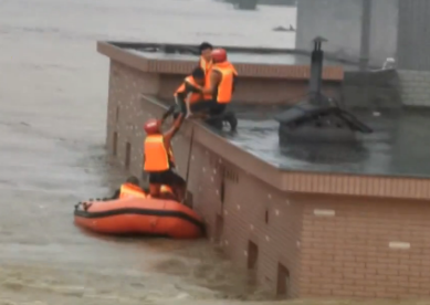 洪水中“橙色救援” 消防員逆流勇救村民
