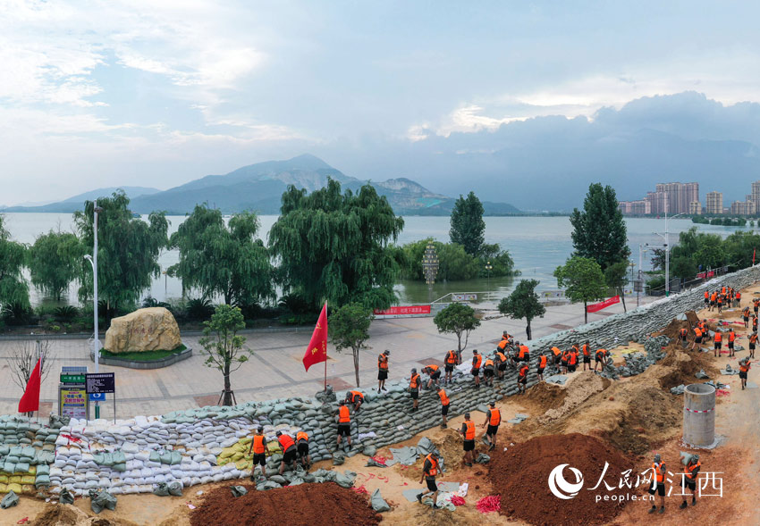 解放军某合成旅400多名官兵在江西庐山市抢筑防洪子堤，全力应对汛情。（欧阳建生/摄）