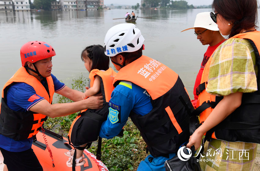 南昌蓝豹救援队队员正在油墩街转移受灾群众（人民网 时雨/摄）