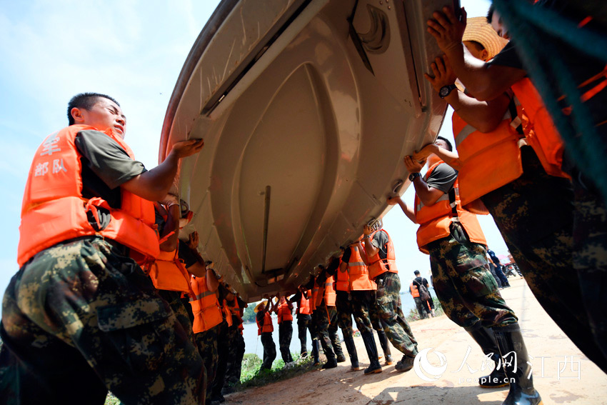 部队官兵在17日也携带舟艇来到荻溪村，对受灾村民进行援助。（人民网 时雨/摄）