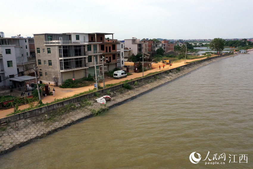 18日下午，鄱阳县湖城大桥附近的昌江水域水位已经下降，此前最高水位快到坝顶。（人民网 时雨/摄）