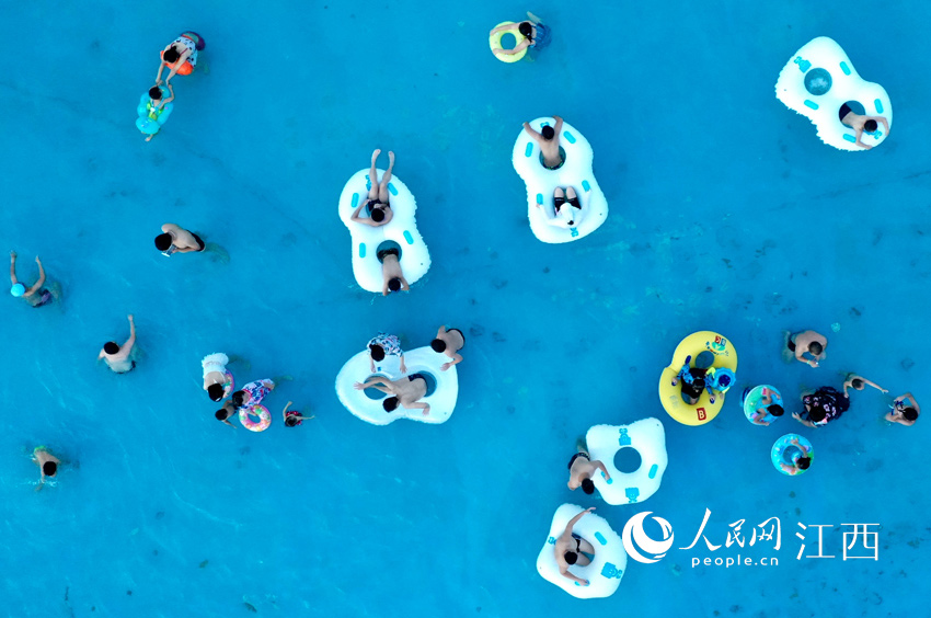 高溫天氣下，南昌市灣裡管理局一處水上樂園裡，市民在泳池裡消暑納涼。（時雨/攝）
