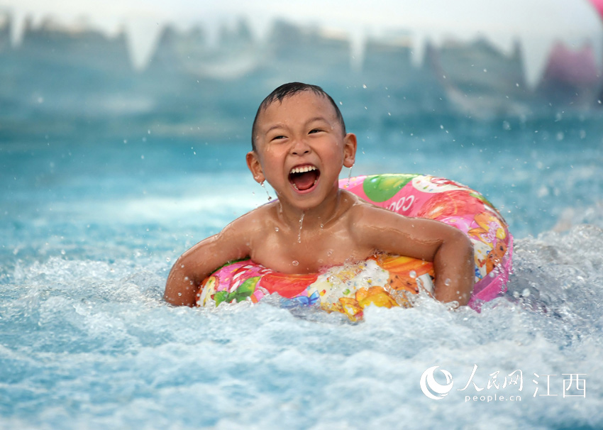 高溫天氣下，南昌市灣裡管理局一處水上樂園裡，市民在泳池裡消暑納涼。（時雨/攝）