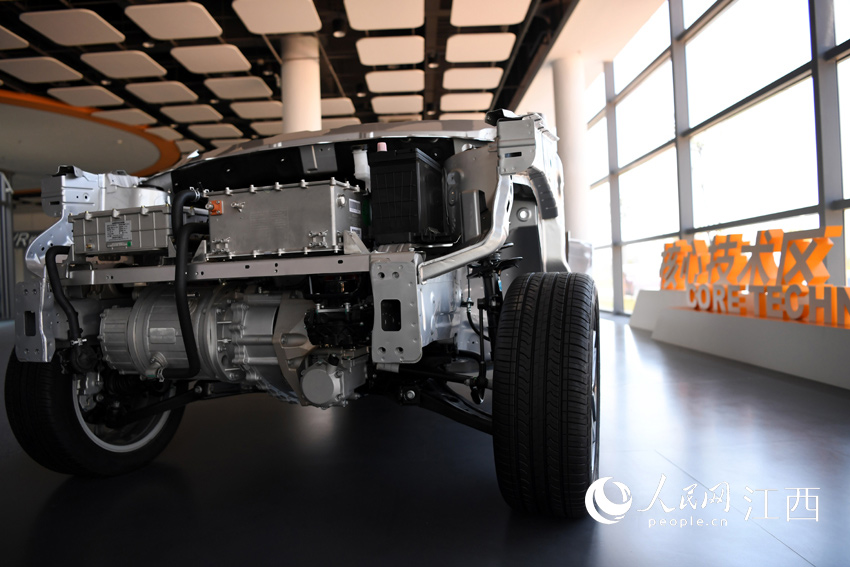 展廳核心技術區展示著國機智駿新能源汽車的關鍵部位。（人民網 時雨/攝）