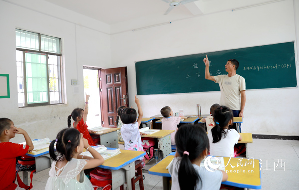 ����Сѧ�Ľ����ڣ�л��������Ϊһ�꼶ѧ���ϿΡ�������/�㣩