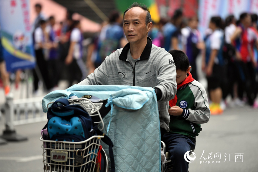 15日早晨，南昌街頭騎車的市民已經穿外套出行。（人民網 時雨/攝）