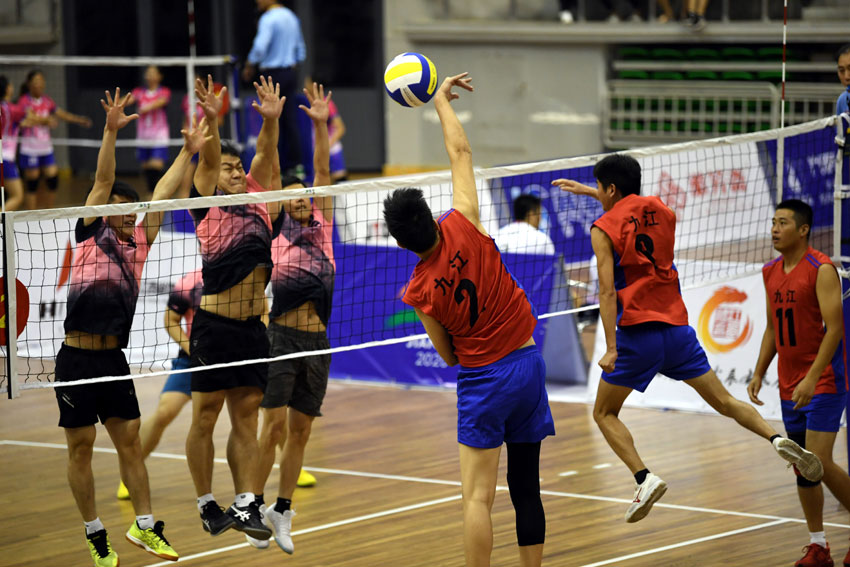 江西省第六屆全民健身運動會氣排球比賽在南昌舉行（人民網 時雨/攝）