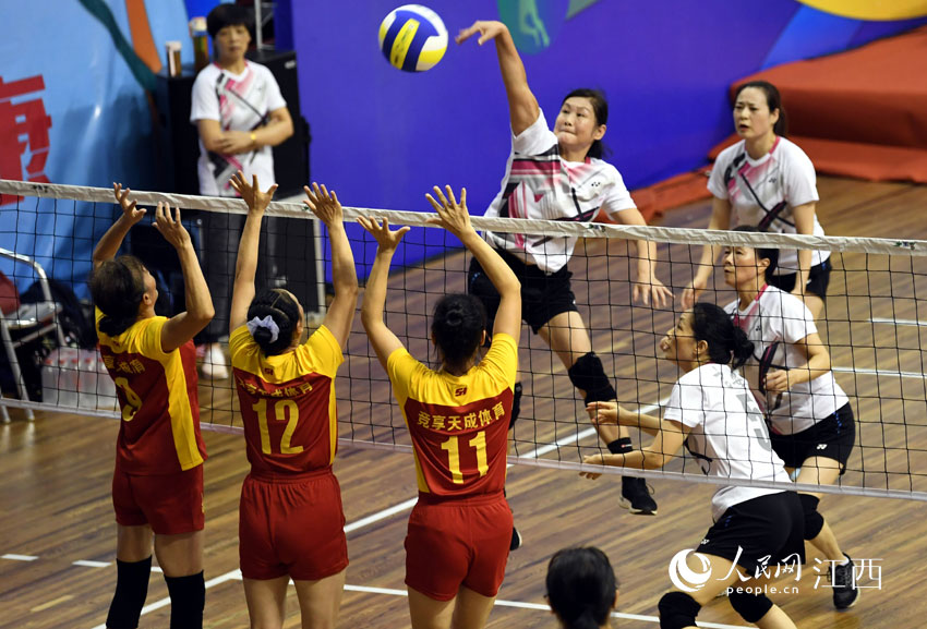 江西省第六屆全民健身運動會氣排球比賽在南昌舉行（人民網 時雨/攝）