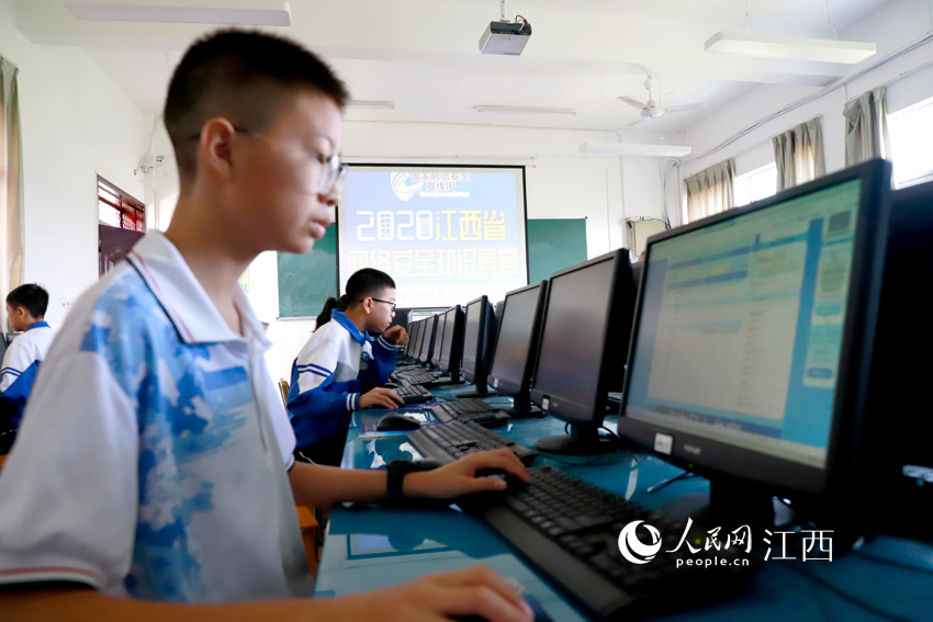 宜黃縣第一中學組織學生參加網絡安全知識競賽。（章英全/攝）