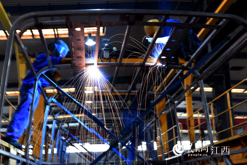 在百路佳的生產車間內，工人們正在焊接客車車架。（人民網 時雨/攝）