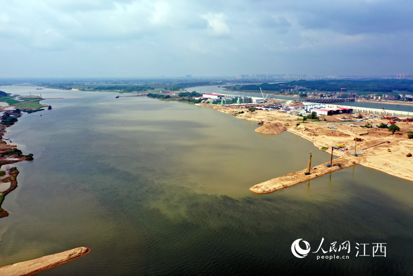 江西信江八字嘴航電樞紐（西大河）工程正在進行圍堰施工（徐鵬超/攝）
