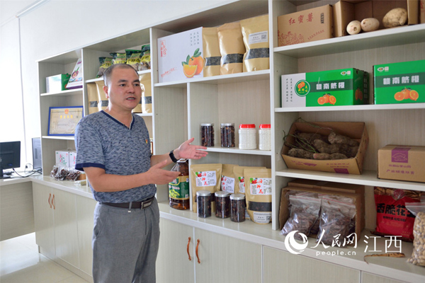 楊國輝在向記者介紹村裡的特產。劉峰 攝