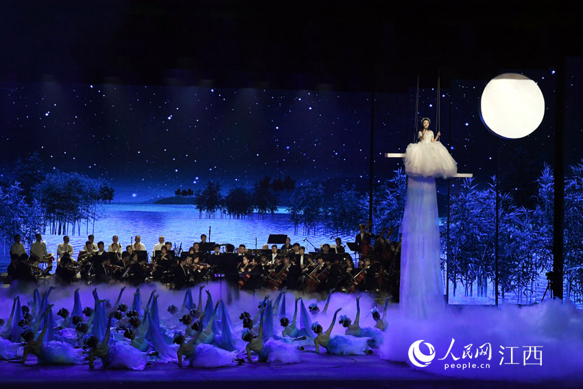 宜春·明月山第十四屆月亮文化旅游節舉行開幕晚會。圖為晚會現場。（人民網 時雨/攝）