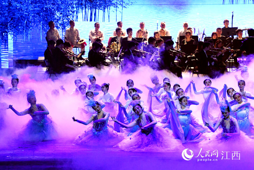 宜春·明月山第十四屆月亮文化旅游節舉行開幕晚會。圖為晚會現場。（人民網 時雨/攝）