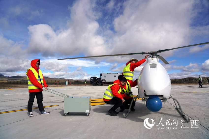 在海拔4411米的稻城亚丁机场，工作人员对“江西造”AR-500C无人直升机进行航前准备。（岳书华/摄）
