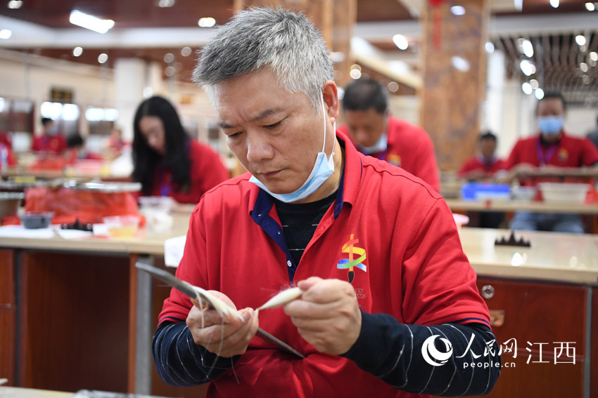全國文房用品制作職業技能競賽在江西進賢文港鎮舉行。（樊哲平/攝）