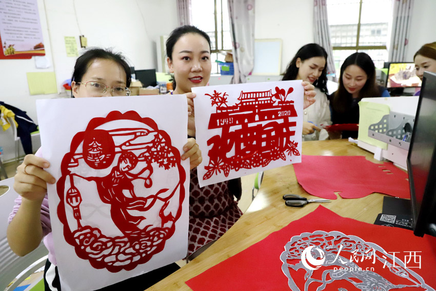 9月29日，宜黃縣幼兒園教師通過剪紙的形式，祝福祖國。（章英全/攝）