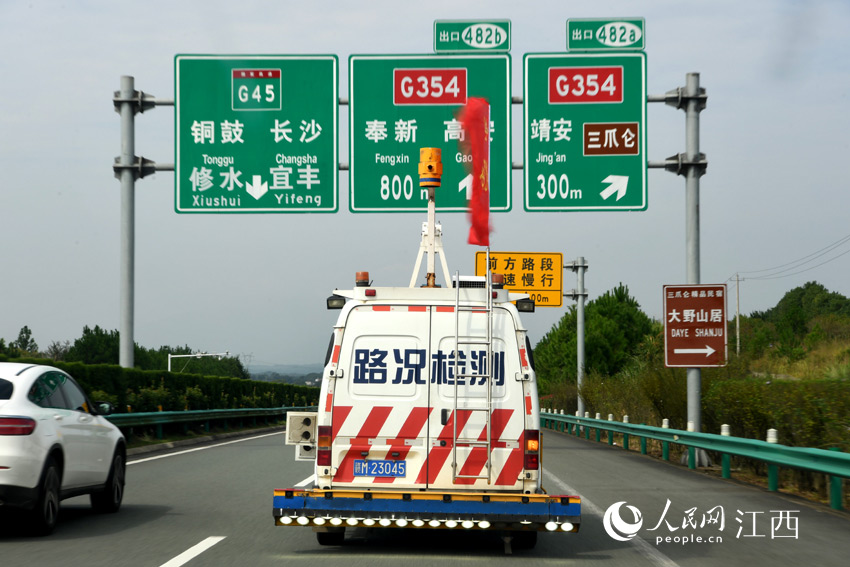 路面檢測車行駛在昌銅高速上，對路面路況進行檢測。（張強旺/攝）