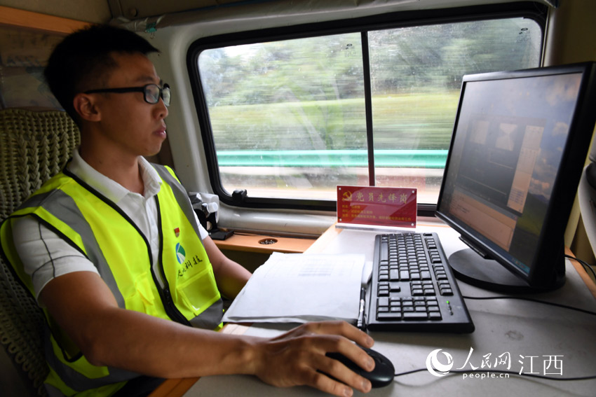 檢測車行駛在昌銅高速，檢測師正在對實時數據進行讀取分析。（張強旺/攝）