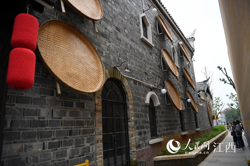 原城紀南昌城市文化街區主要由幾十余棟仿古復刻建筑組成，深度還原了老南昌的城市記憶。（李慳/攝）