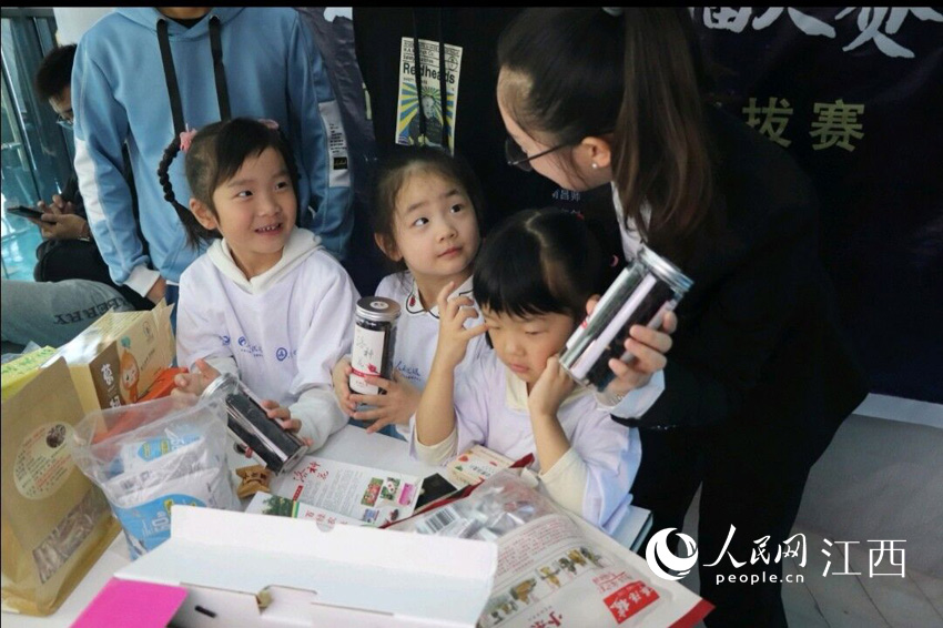 南昌師范學院的“大姐姐”向孩子們介紹直播產品。（宋碩/攝）
