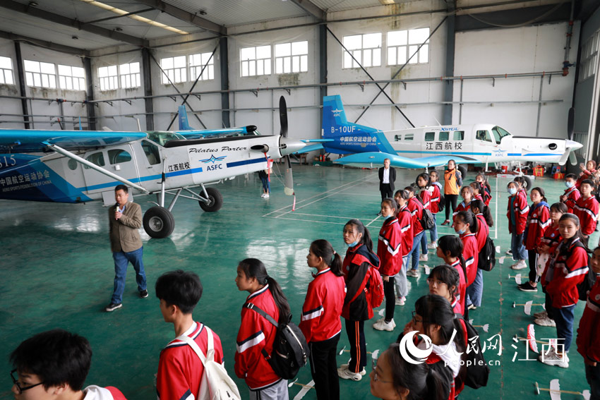 吉水縣八都中學學生正在參觀國產通用飛機。（廖敏/攝）